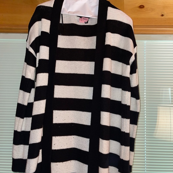 Everything is a size small and in perfect condition $75 for all - Picture 10 of 16